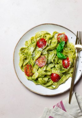 Pesto soslu makarna, domates ve peynir. Sağlıklı beslenme. Vejetaryen yemeği. İtalyan mutfağı