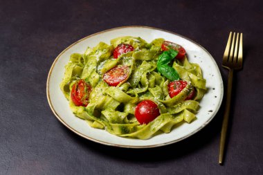 Pesto soslu makarna, domates ve peynir. Sağlıklı beslenme. Vejetaryen yemeği. İtalyan mutfağı