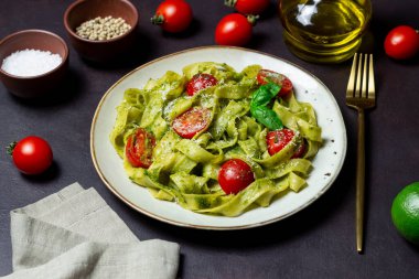 Pesto soslu makarna, domates ve peynir. Sağlıklı beslenme. Vejetaryen yemeği. İtalyan mutfağı
