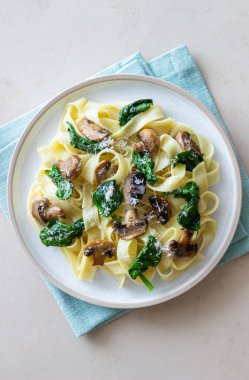 Mantarlı makarna, ıspanak ve peynir. Sağlıklı beslenme. Vejetaryen yemeği. İtalyan mutfağı