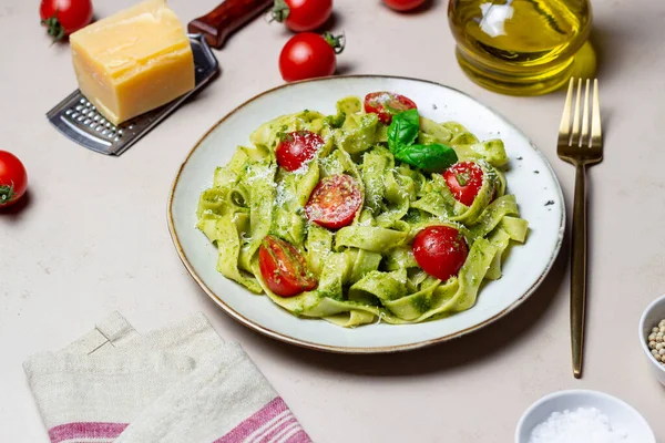 Linguini Pasta Pesto Sauce Tomatoes Cheese Healthy Eating Vegetarian Food — Stock Photo, Image