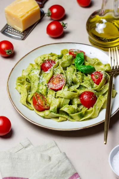 Linguini Pasta Pesto Sauce Tomatoes Cheese Healthy Eating Vegetarian Food — Stock Photo, Image