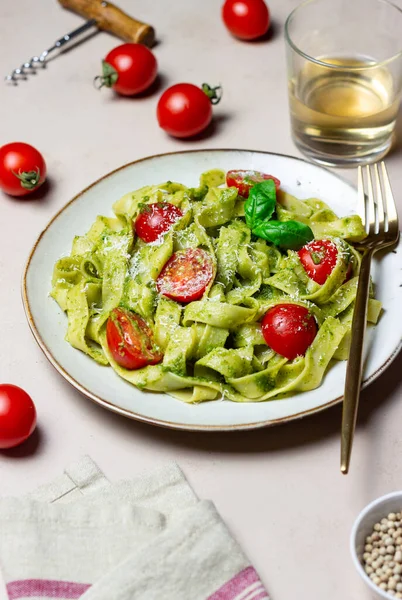 Linguini Pasta Pesto Sauce Tomatoes Cheese Healthy Eating Vegetarian Food — Stock Photo, Image