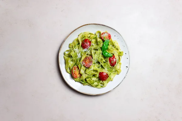 Linguini Pasta Pesto Sauce Tomatoes Cheese Healthy Eating Vegetarian Food — Stock Photo, Image