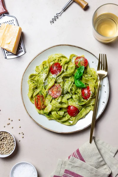 Linguini Pasta Pesto Sauce Tomatoes Cheese Healthy Eating Vegetarian Food — Stock Photo, Image