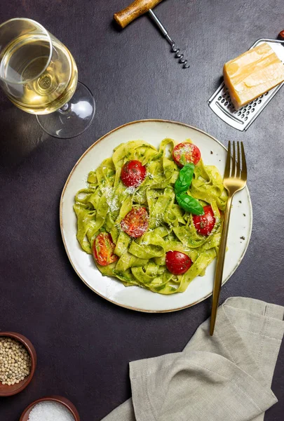 Pastas Linguini Con Salsa Pesto Tomates Queso Alimentación Saludable Comida — Foto de Stock