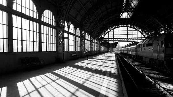 Piattaforma Della Stazione Una Giornata Sole — Foto Stock