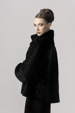 şehrin arka planda kürk paltolu güzel sarışın model kız