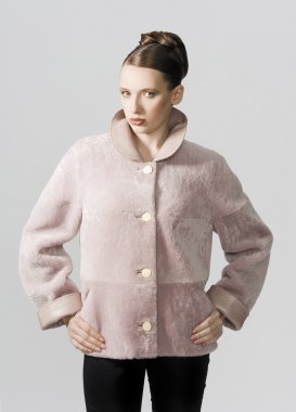 şehrin arka planda kürk paltolu güzel sarışın model kız