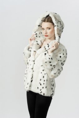 şehrin arka planda kürk paltolu güzel sarışın model kız