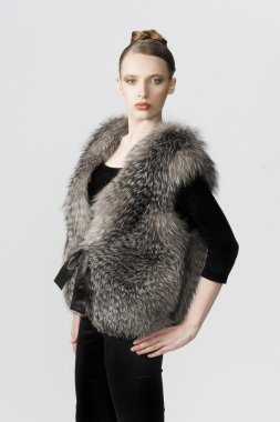 şehrin arka planda kürk paltolu güzel sarışın model kız