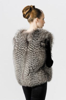 şehrin arka planda kürk paltolu güzel sarışın model kız