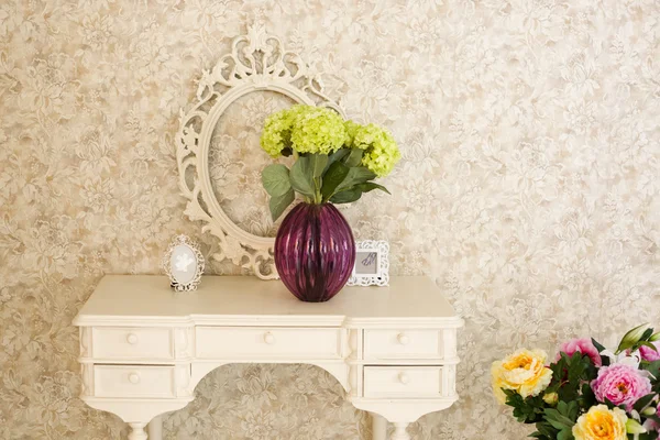 Ancien intérieur stylisé avec table et cadre blancs — Photo