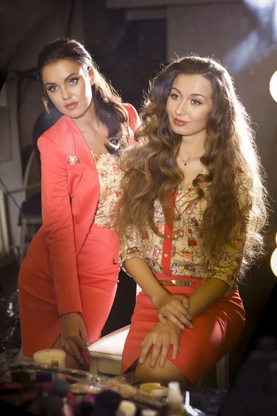 Two models in front of the mirror — Stock Photo, Image