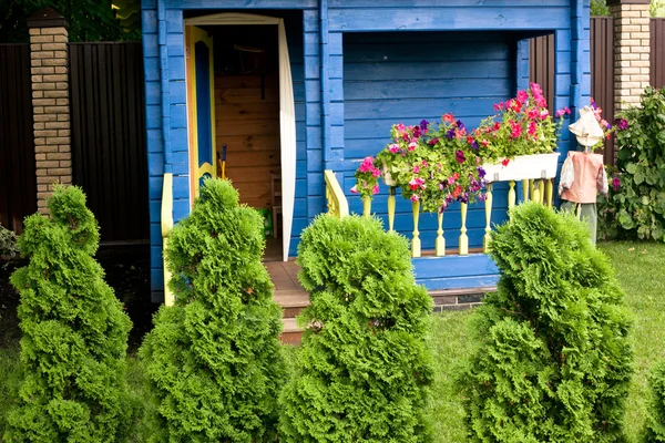 Egy gyermek ház a kert gyönyörű terasz — Stock Fotó