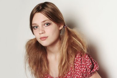 güzel sarışın üzgün model kız