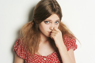 güzel sarışın üzgün model kız