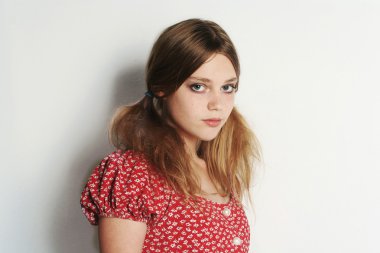 güzel sarışın üzgün model kız