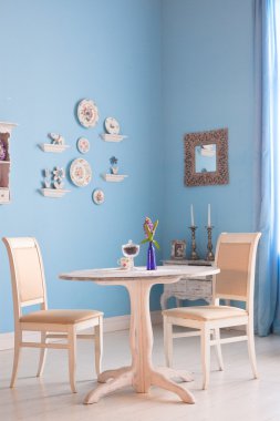 Yemek odası iç çiçek dekoratif tabak mavi duvar ile bir