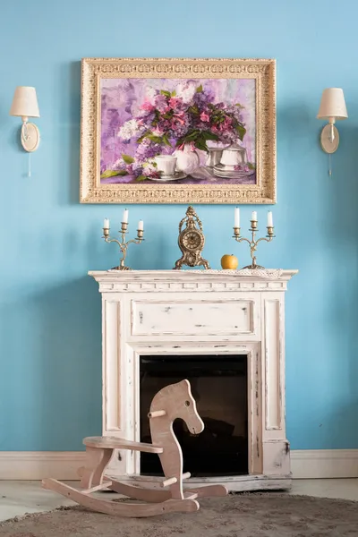 Salle à manger intérieur avec des fleurs plaques décoratives mur bleu un — Photo