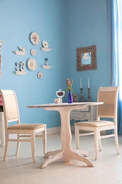 Comedor interior con flores placas decorativas pared azul un —  Fotos de Stock