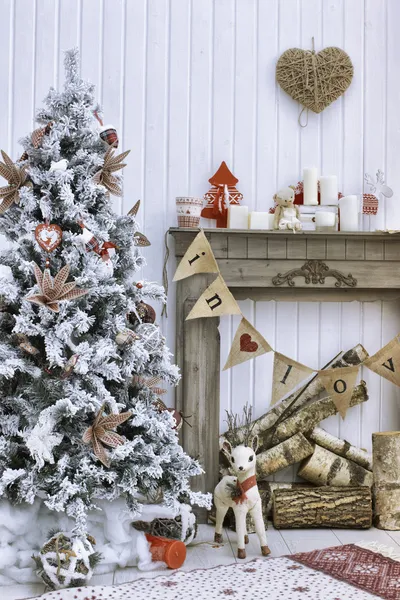 Weihnachtlich dekoriertes Zimmer Stockfoto