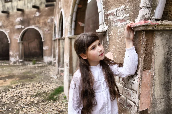 Piccola bella ragazza preteen con lunghi capelli scuri nella vecchia nave — Foto Stock