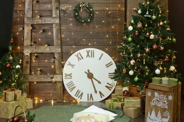 Árbol de Navidad en habitación decorada con reloj, regalos, guirnaldas y decoración de Navidad — Foto de Stock