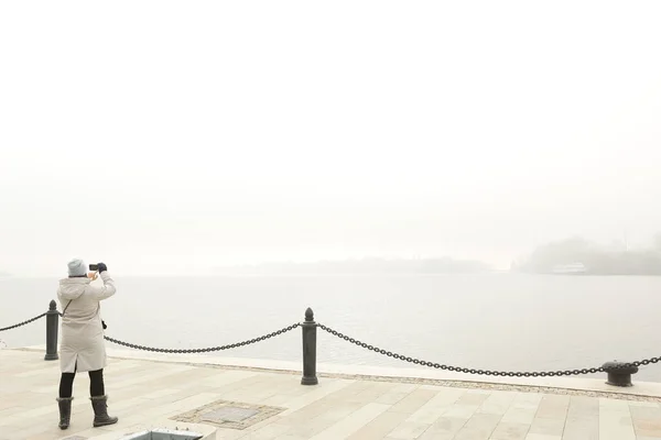 Niebla paisaje de la orilla del puerto deportivo con barco en el fondo del lago —  Fotos de Stock