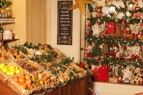 Karácsonyi karácsonyi díszített város töredéke ajándékbolt, kávézó és cukrászda — Stock Fotó