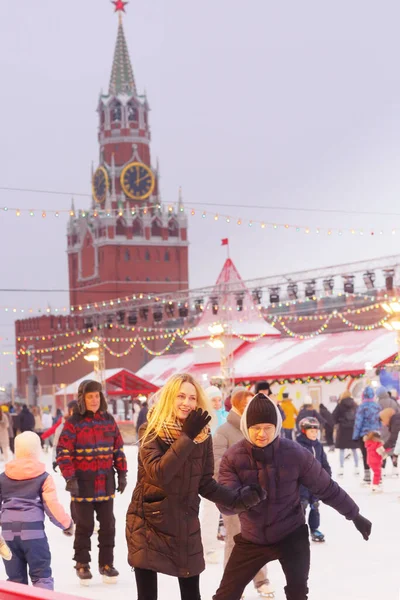 Personnes non identifiées patinant sur la patinoire centrale de la Place Rouge à Moscou, 2021 — Photo