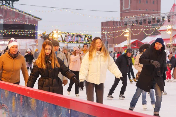Unbekannte laufen auf zentraler Eisbahn am Roten Platz in Moskau, 2021 Stockbild