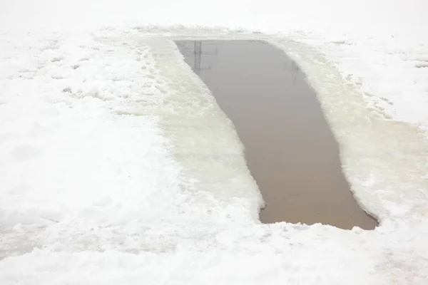 Agujero de hielo para la natación de invierno foto de primer plano sobre fondo de invierno nevado — Foto de Stock