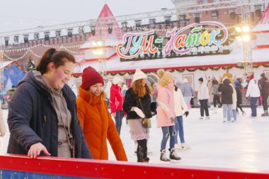 Moskova, 6 Aralık 2021: Kimliği belirsiz insanlar Moskova 'daki Kızıl Meydan merkez buz pateni pistinde kayıyor