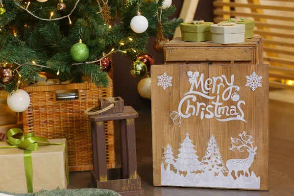 Árbol de Navidad en habitación decorada con reloj, regalos, guirnaldas y decoración de Navidad —  Fotos de Stock