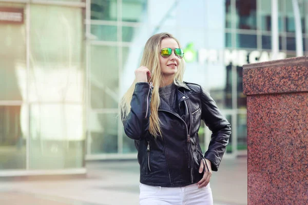 Jeune femme esclave blonde avec de longs cheveux portrait de rue avec des lunettes sur fond de centre commercial façonnage — Photo