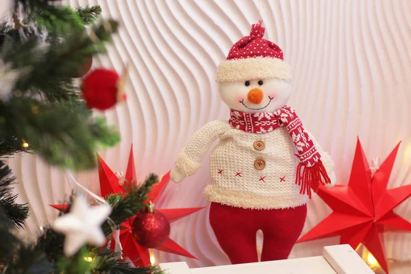 Fragmento de habitación decorada de Navidad con árbol de Navidad y muñeco de nieve, estrellas rojas sobre fondo blanco de la pared —  Fotos de Stock