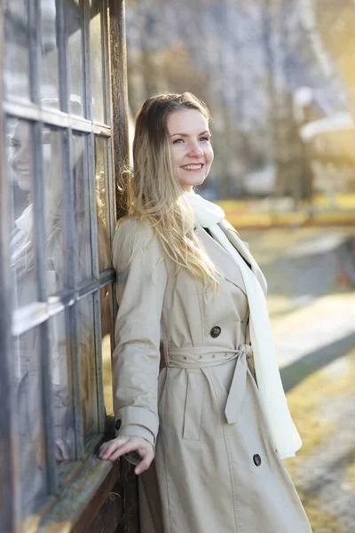 Junge Blonde Slawische Frau Mit Langen Haaren Trägt Trenchcoat Nahaufnahme — Stockfoto