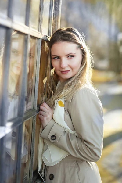 Ung Blond Slavisk Kvinna Med Långt Hår Bär Trenchcoat Närbild — Stockfoto