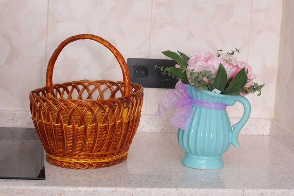 Pot Bleu Avec Des Fleurs Panier Osier Comme Décoration Cuisine — Photo