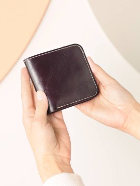 Kahverengi deri çanta. İnsan eliyle yakın plan fotoğraf.