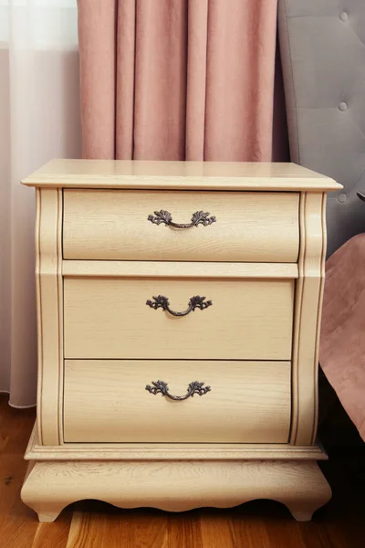 ピンクの寝室と白い木製のサイドボードのクローズアップ写真 — ストック写真