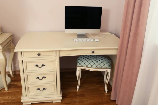 Фрагмент розовой спальни с белым деревянным столом компьютера, монитором и занавесом — стоковое фото