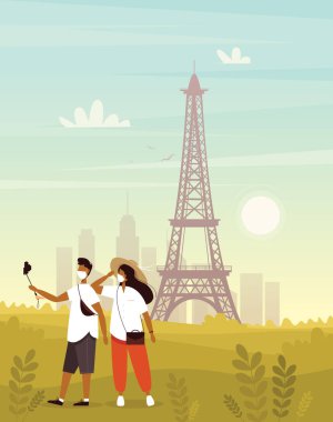 Genç bir çift Avrupa, Fransa ve Paris 'te tıbbi koruyucu maskeler takarak seyahat ediyor. Koronavirüs salgını sırasında seyahat etmek..