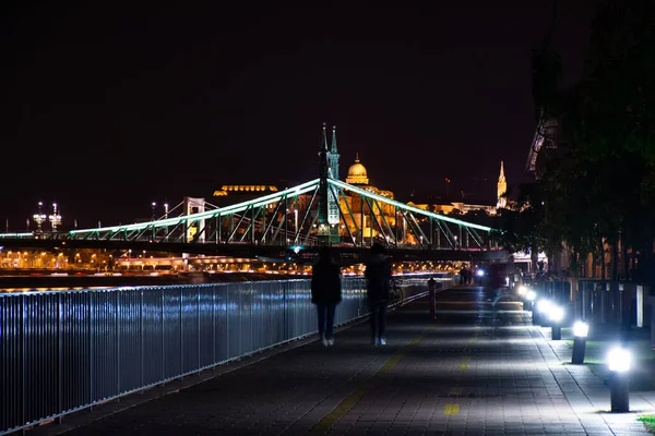 Budapest Night Two People Walk Danube Embankment — Stock Photo, Image