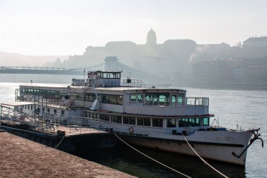 Budapeşte 'de Tuna kıyılarında sisli bir sabah, güzel bir şehir manzarası.