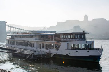 Budapeşte 'de Tuna kıyılarında sisli bir sabah, güzel bir şehir manzarası.