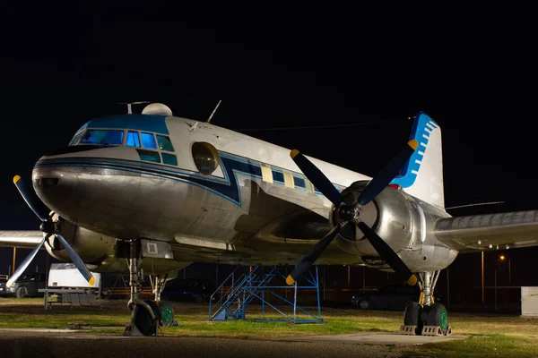 Kleinflugzeug Flughafen Vor Dem Hintergrund Des Nachthimmels — Stockfoto