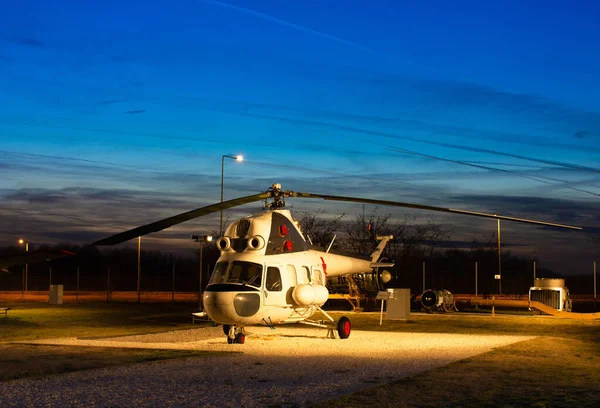 Mały Helikopter Lotnisku Tle Pięknego Nieba — Zdjęcie stockowe