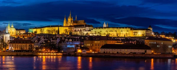 Noche Praga Vista Catedral Vitus Contra Cielo Azul Plano Panorámico — Foto de Stock